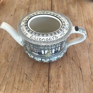 ☕️ Royal Doulton “Old Moreton Hall” Teapot — Queen Elizabeth I Seriesware